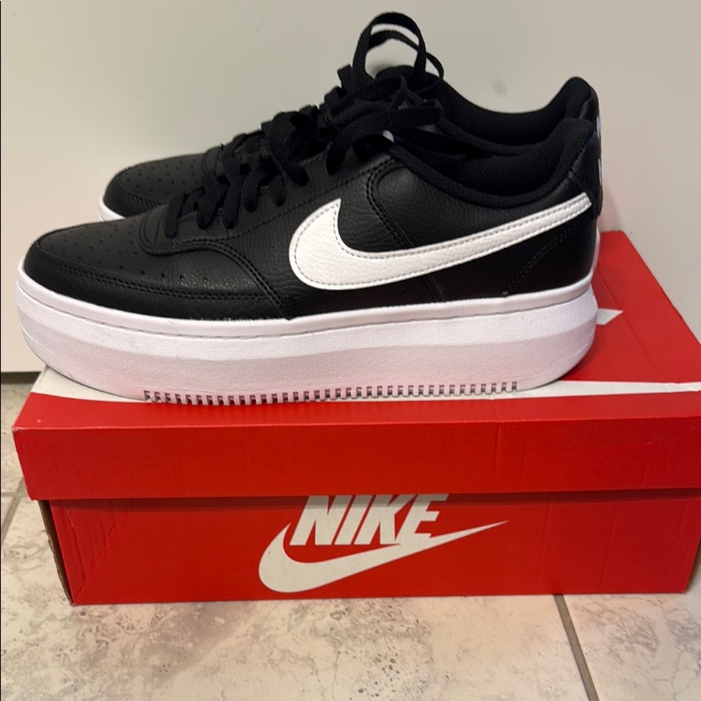 Nike womens black and white court vision Alta